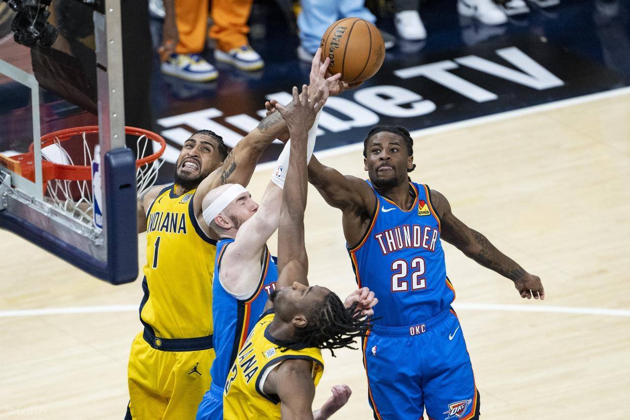 西亚卡姆在美国队比赛中出色防守，回归赛场引发热议！